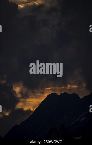 Summit alla luce del mattino con nuvole drammatiche, Lech, Lechquellengebirge, Vorarlberg, Austria, Europa Foto Stock