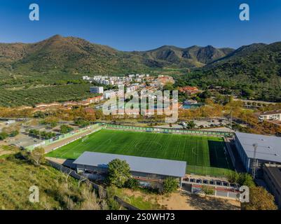 Veduta aerea del campo di calcio di Mas oliva, nella città di Roses (Alt Empordà, Girona, Catalogna, Spagna) ESP: Vista aérea del campo de Fútbol, Roses Foto Stock