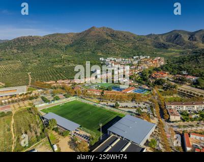 Veduta aerea del campo di calcio di Mas oliva, nella città di Roses (Alt Empordà, Girona, Catalogna, Spagna) ESP: Vista aérea del campo de Fútbol, Roses Foto Stock