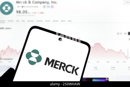 Il logo Merck viene visualizzato sullo smartphone. Merck & Co Inc è una multinazionale farmaceutica americana. Foto Stock