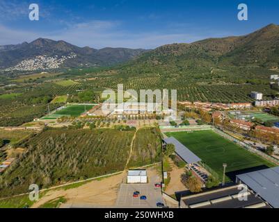 Vista aerea dell'area sportiva di ​​Roses, con i campi da calcio di Mas oliva e la Vinyassa (Alt Empordà, Girona, Catalogna, Spagna) Foto Stock