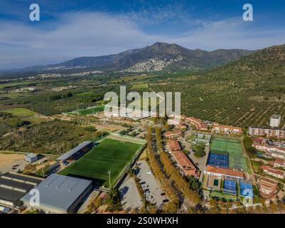 Vista aerea dell'area sportiva di ​​Roses, con i campi da calcio di Mas oliva e la Vinyassa (Alt Empordà, Girona, Catalogna, Spagna) Foto Stock