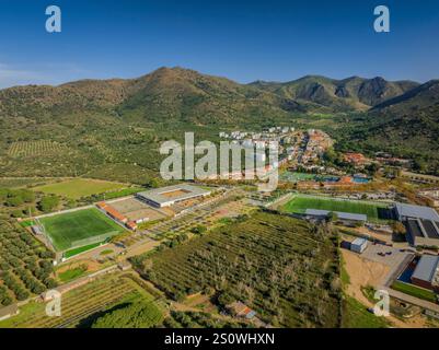 Vista aerea dell'area sportiva di ​​Roses, con i campi da calcio di Mas oliva e la Vinyassa (Alt Empordà, Girona, Catalogna, Spagna) Foto Stock