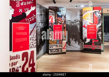 Tel Aviv, Israele - 27 ottobre 2023 - Anu, il Museo del popolo ebraico. Stand che mostrano la storia della cultura israeliana. Foto Stock