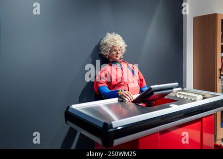 Tel Aviv, Israele - 27 ottobre 2023 - Anu, il Museo del popolo ebraico. Una mostra con figure di cera sedute a un tavolo. Foto Stock