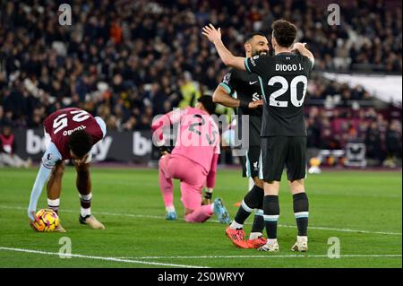 Londra, Regno Unito. 29 dicembre 2024. OBIETTIVO. Il marcatore Diogo Jota (Liverpool, 20) celebra il quinto gol del Liverpool con Mohamed Salah (Liverpool) mentre i giocatori del West Ham sembrano sgretolati durante la partita di Premier League tra West Ham e Liverpool al London Stadium Stratford. Questa immagine è SOLO per USO EDITORIALE. Licenza richiesta da Football DataCo per qualsiasi altro utilizzo. Crediti: MARTIN DALTON/Alamy Live News Foto Stock