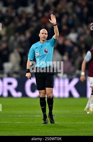 Londra, Regno Unito. 29 dicembre 2024. Anthony Taylor (arbitro) durante la partita West Ham vs Liverpool Premier League al London Stadium Stratford. Questa immagine è SOLO per USO EDITORIALE. Licenza richiesta da Football DataCo per qualsiasi altro utilizzo. Crediti: MARTIN DALTON/Alamy Live News Foto Stock