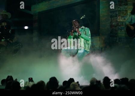 20 novembre 2024 - Nashville, Tennessee - Shaboozey. 58th Annual CMA Awards, la più grande serata di musica country, tenutasi presso Bridgestone Arena. (Credit Image: © Mickey Bernal/AdMedia via ZUMA Press Wire) SOLO PER USO EDITORIALE! Non per USO commerciale! Foto Stock