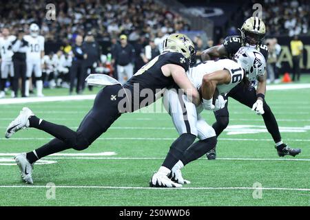 New Orleans, Stati Uniti. 29 dicembre 2024. Il linebacker dei New Orleans Saints Pete Werner (20) affronta il wide receiver dei Las Vegas Raiders Jakobi Meyers (16) durante una gara della National Football League al Caesars Superdome domenica 29 dicembre 2024 a New Orleans, Louisiana. (Foto di Peter G. Forest/Sipa USA) credito: SIPA USA/Alamy Live News Foto Stock