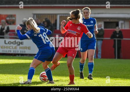 Briton Ferry, Galles. 29 dicembre 2024. Lily Billingham di Cardiff City Women combatte per il possesso con Maia Owen di Briton Ferry Llansawel Women durante il Genero Adran Premier match tra Briton Ferry Llansawel Women e Cardiff City Women a Old Road a Briton Ferry, Galles, Regno Unito il 29 dicembre 2024. Crediti: Duncan Thomas/Majestic Media/Alamy Live News. Foto Stock