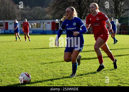 Briton Ferry, Galles. 29 dicembre 2024. Lily Billingham di Cardiff City Women va all'attacco durante il Genero Adran Premier match tra Briton Ferry Llansawel Women e Cardiff City Women a Old Road a Briton Ferry, Galles, Regno Unito, il 29 dicembre 2024. Crediti: Duncan Thomas/Majestic Media/Alamy Live News. Foto Stock