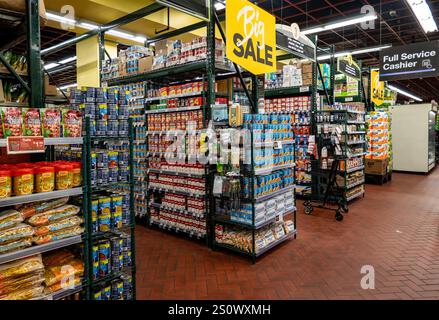 Fairway Super Market è un negozio di alimentari completamente rifornito situato nel quartiere di Kips Bay, New York, USA, 2024 Foto Stock