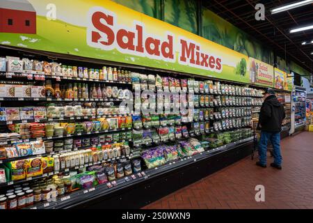 Fairway Super Market è un negozio di alimentari completamente rifornito situato nel quartiere di Kips Bay, New York, USA, 2024 Foto Stock