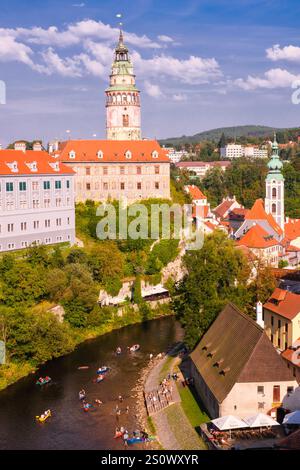 Veduta di Cesky Krumlov dal Castello. Torre del Castello in lontananza. Persone in canoa, rafting sul fiume Moldava. Repubblica ceca, Cechia. Foto Stock