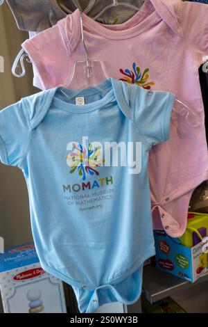 Il National Museum of Mathematics si trova sulla Fifth Avenue a New York City, USA 2024 Foto Stock