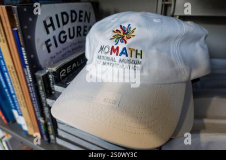 Il National Museum of Mathematics si trova sulla Fifth Avenue a New York City, USA 2024 Foto Stock