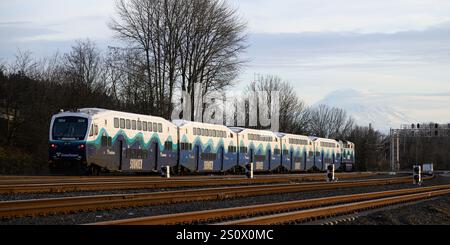 Seattle - 16 dicembre 2024; treno pendolare Sound Transit Sounder che viaggia verso sud con più binari Foto Stock