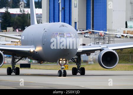 Everett, WA, USA - 12 dicembre 2024; Boeing KC-46A Pegasus 767, aerei cisterna militare che rullano nello stabilimento di Paine Field Foto Stock