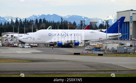 Everett, WA, USA - 20 dicembre 2024; Boeing 747-400LCF Dreamlifter gestito da Atlas Air presso lo stabilimento Painr Field Foto Stock