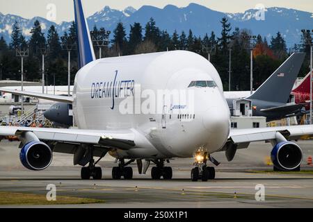 Everett, WA, USA - 20 dicembre 2024; Boeing Dreamlifter 747-400LCF carico di rullaggio presso lo stabilimento di Everett Foto Stock