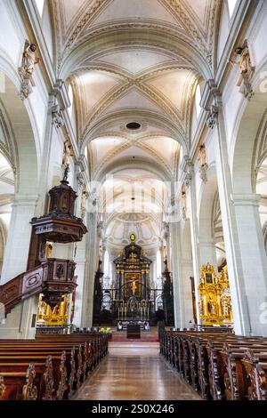 Interno della Chiesa di San Leodegar (Hofkirche St Leodegar), Lucerna, Svizzera Foto Stock