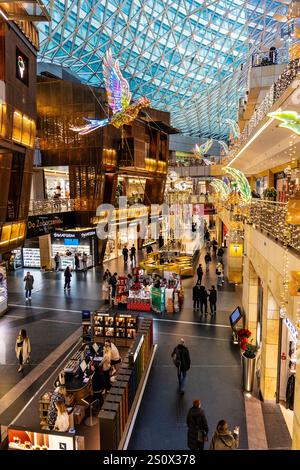 Interno del centro commerciale Zlote Tarasy a Varsavia, Mazowieckie, Polonia Foto Stock