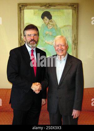 Foto del file dell'handout datata 23/1/2004 del presidente del Sinn Fein, Gerry Adams, che incontra Jimmy Carter ad Atlanta, Georgia, Stati Uniti. Carter, il 39° presidente degli Stati Uniti, è morto all'età di 100 anni. Data di pubblicazione: Domenica 29 dicembre 2024. Foto Stock