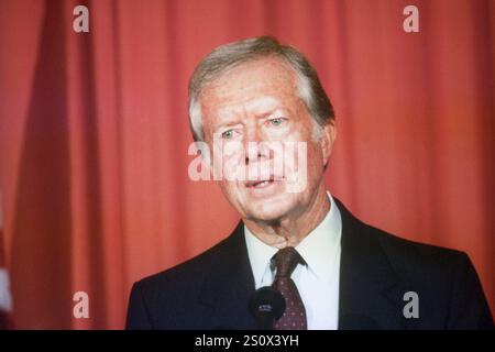 Foto del file del 27/01/86, dell'ex presidente degli Stati Uniti Jimmy Carter, che tiene una conferenza stampa a Londra, in viaggio verso gli Stati Uniti. Carter, il 39° presidente degli Stati Uniti, è morto all'età di 100 anni. Data di pubblicazione: Domenica 29 dicembre 2024. Foto Stock