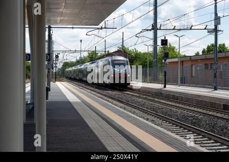 Il treno elettrico italiano ad alta velocità passa attraverso la stazione Foto Stock