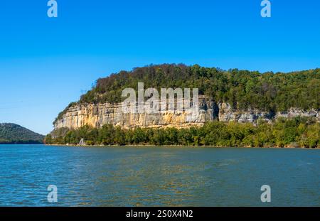 Painted Bluff, fiume Tennessee, Alabama. Affioramento roccioso di pietra calcarea sopra il lago Wheeler, accessibile solo in barca. Foto Stock