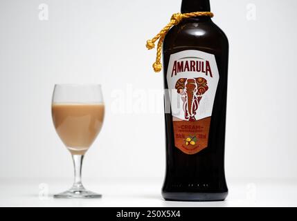 Baviera, Germania - 29 dicembre 2024: In questa foto viene mostrata la bottiglia di liquore Amarula Cream. Foto Stock