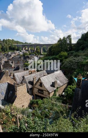 Il viadotto di Lanvallay si estende lungo il fiume Rance sopra il porto di Dinan in Francia Foto Stock