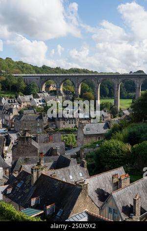 Il viadotto di Lanvallay si estende lungo il fiume Rance sopra il porto di Dinan in Francia Foto Stock