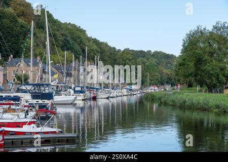 Guardando lungo il fiume rance a barche e yacht motrici, Dinan France Foto Stock