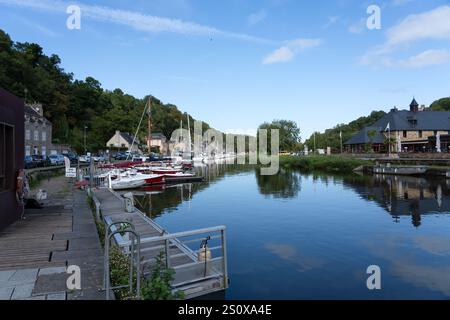 Guardando lungo il fiume rance a barche e yacht motrici, Dinan France Foto Stock