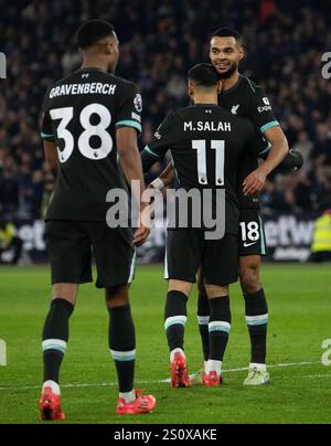 Londra, Regno Unito. 29 dicembre 2024. Mohamed Salah del Liverpool (11) festeggia dopo aver segnato il terzo gol con Cody Gakpo del Liverpool (r). Partita di Premier League, West Ham Utd contro Liverpool allo Stadio di Londra, Queen Elizabeth Olympic Park a Londra domenica 29 dicembre 2024. Questa immagine può essere utilizzata solo per scopi editoriali. Foto per uso editoriale di Sandra Mailer/Andrew Orchard fotografia sportiva/Alamy Live news Credit: Andrew Orchard fotografia sportiva/Alamy Live News Foto Stock