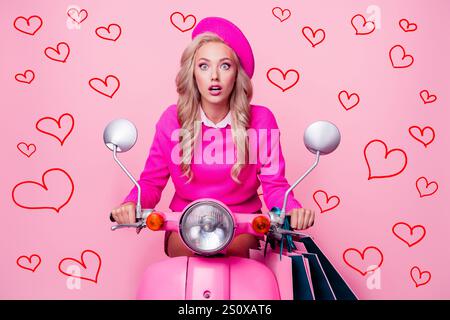 Foto di un paio di copricapo in pullover vestito da ragazza che guida un motorino con sfondo rosa isolato Foto Stock