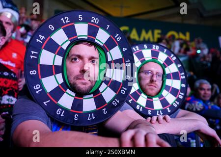 Una vista generale dei fan il dodicesimo giorno del Paddy Power World Darts Championship ad Alexandra Palace, Londra. Data foto: Domenica 29 dicembre 2024. Foto Stock