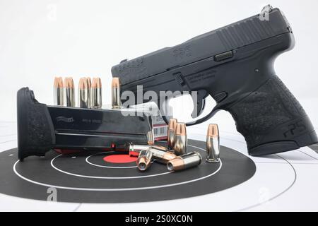 Un Walther PPS m2 con puntali a punta cava Foto Stock