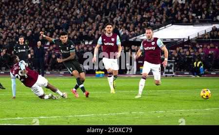 Londra, Regno Unito. 29 dicembre 2024. Luis Diaz del Liverpool segna il suo primo gol al 30° minuto al London Stadium. Partita di Premier League, West Ham Utd contro Liverpool allo Stadio di Londra, Queen Elizabeth Olympic Park a Londra domenica 29 dicembre 2024. Questa immagine può essere utilizzata solo per scopi editoriali. Foto per uso editoriale di Sandra Mailer/Andrew Orchard fotografia sportiva/Alamy Live news Credit: Andrew Orchard fotografia sportiva/Alamy Live News Foto Stock