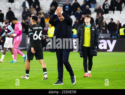 Londra, Regno Unito. 29 dicembre 2024. Arne slot, il manager del Liverpool applaude i tifosi al London Stadium dopo la partita. Partita di Premier League, West Ham Utd contro Liverpool allo Stadio di Londra, Queen Elizabeth Olympic Park a Londra domenica 29 dicembre 2024. Questa immagine può essere utilizzata solo per scopi editoriali. Foto per uso editoriale di Sandra Mailer/Andrew Orchard fotografia sportiva/Alamy Live news Credit: Andrew Orchard fotografia sportiva/Alamy Live News Foto Stock
