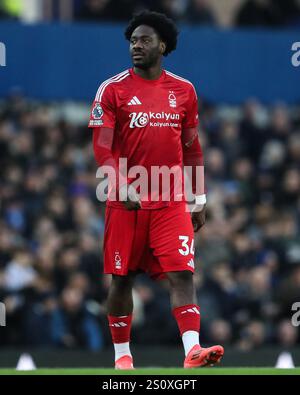 Ola Aina di Nottingham Forest durante la partita di Premier League Everton vs Nottingham Forest a Goodison Park, Liverpool, Regno Unito, 29 dicembre 2024 (foto di Gareth Evans/News Images) Foto Stock