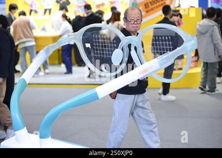 Le persone visitano la “visione della luce 2024” nella città di Shenzhen, provincia del Guangdong della Cina meridionale, 27 dicembre 2024. Shenzhen, Cina.27 dicembre 2024. La mostra internazionale "2024 Light Vision" di Shenzhen dedicata all'industria dell'occhialeria prende il via al Shenzhen Convention and Exhibition Center nel distretto di Futian, città di Shenzhen, provincia del Guangdong della Cina meridionale, il 27 dicembre 2024, attirando oltre 200 aziende da 8 paesi e regioni. Credito: Chen Wen/China News Service/Alamy Live News Foto Stock