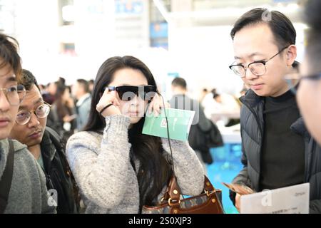 Un visitatore prova gli occhiali intelligenti AR. Shenzhen, Cina.27 dicembre 2024. La mostra internazionale "2024 Light Vision" di Shenzhen dedicata all'industria dell'occhialeria prende il via al Shenzhen Convention and Exhibition Center nel distretto di Futian, città di Shenzhen, provincia del Guangdong della Cina meridionale, il 27 dicembre 2024, attirando oltre 200 aziende da 8 paesi e regioni. Credito: Chen Wen/China News Service/Alamy Live News Foto Stock