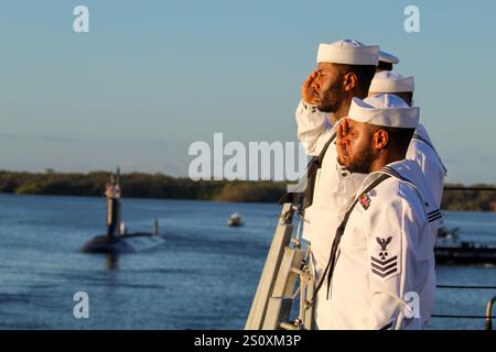 I marinai a bordo del cacciatorpediniere missilistico guidato classe Arleigh Burke USS Carl M. Levin (DDG 120) salutano durante l'evento commemorativo del 83rd Anniversary Pearl Harbor Day al Pearl Harbor National Memorial, 7 dicembre 2024. Ottantatré anni fa, l'attacco a Pearl Harbor ha cambiato la storia. L'attacco è stato un evento fondamentale che avrebbe condotto l'ingresso formale degli Stati Uniti nella seconda guerra mondiale (foto di Ensign Bonilla/Ensign Dudaryk). Foto Stock