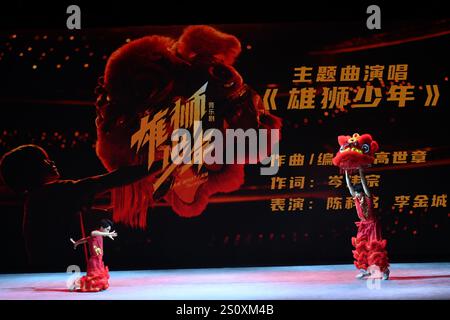 Gli artisti eseguono l'estratto selezionato dal musical originale "Lion Boy". Guangzhou, Cina.28 dicembre 2024. La conferenza stampa del 5° Greater Bay area Chinese Theatre Cultural Festival si tiene a Guangzhou, capitale della provincia del Guangdong della Cina meridionale, il 28 dicembre 2024. Il festival si sarebbe tenuto congiuntamente a Macao, Hong Kong e Guangzhou per la prima volta da marzo a maggio 2025. Circa 11 opere teatrali tra cui dramma, canzone e danza, opera Yue e opera cantonese sarebbero state messe in scena durante il festival. Credito: Chen Chuhong/China News Service/Alamy Live News Foto Stock