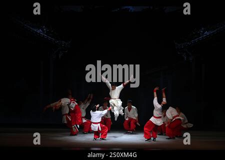 Gli artisti eseguono l'estratto selezionato dalla nuova Opera cantonese 'Southern Fist'. Guangzhou, Cina.28 dicembre 2024. La conferenza stampa del 5° Greater Bay area Chinese Theatre Cultural Festival si tiene a Guangzhou, capitale della provincia del Guangdong della Cina meridionale, il 28 dicembre 2024. Il festival si sarebbe tenuto congiuntamente a Macao, Hong Kong e Guangzhou per la prima volta da marzo a maggio 2025. Circa 11 opere teatrali tra cui dramma, canzone e danza, opera Yue e opera cantonese sarebbero state messe in scena durante il festival. Credito: Chen Chuhong/China News Service/Alamy Live News Foto Stock