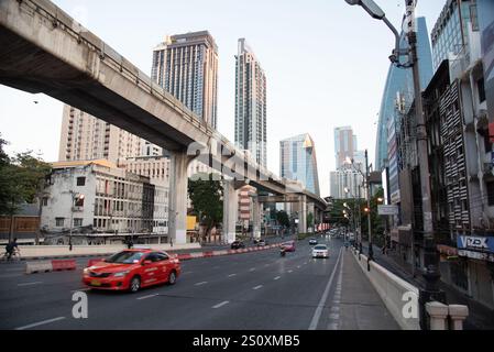 Bangkok, Thailandia. 30 dicembre 2024. BANGKOK, THAILANDIA 30 dicembre 2024 - Vista delle strade importanti della città di Bangkok prima delle celebrazioni di Capodanno. (Foto di Teera Noisakran/Sipa USA) credito: SIPA USA/Alamy Live News Foto Stock