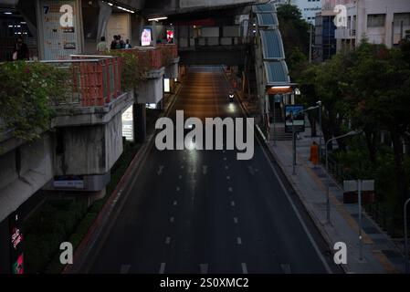 Bangkok, Thailandia. 30 dicembre 2024. BANGKOK, THAILANDIA 30 dicembre 2024 - Vista delle strade importanti della città di Bangkok prima delle celebrazioni di Capodanno. (Foto di Teera Noisakran/Sipa USA) credito: SIPA USA/Alamy Live News Foto Stock