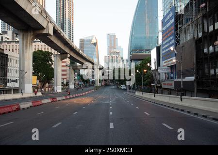 Bangkok, Thailandia. 30 dicembre 2024. BANGKOK, THAILANDIA 30 dicembre 2024 - Vista delle strade importanti della città di Bangkok prima delle celebrazioni di Capodanno. (Foto di Teera Noisakran/Sipa USA) credito: SIPA USA/Alamy Live News Foto Stock